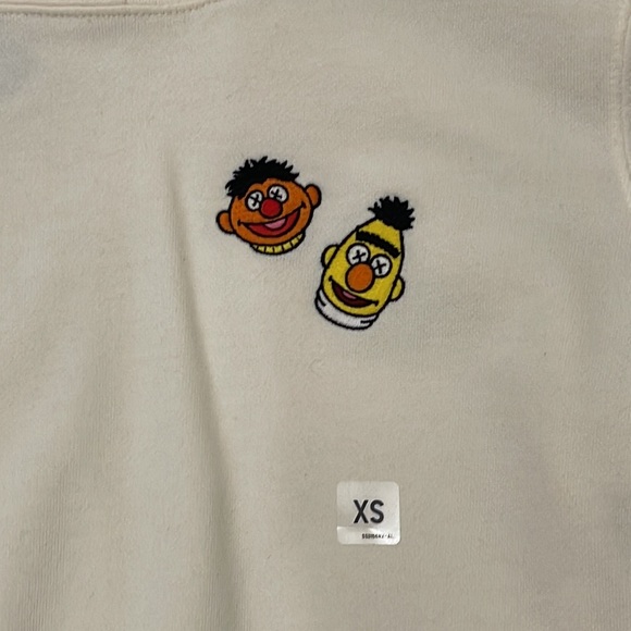 KAWS X SESAME STREET COLLAB SWEATSHIRT - Picture 3 of 5